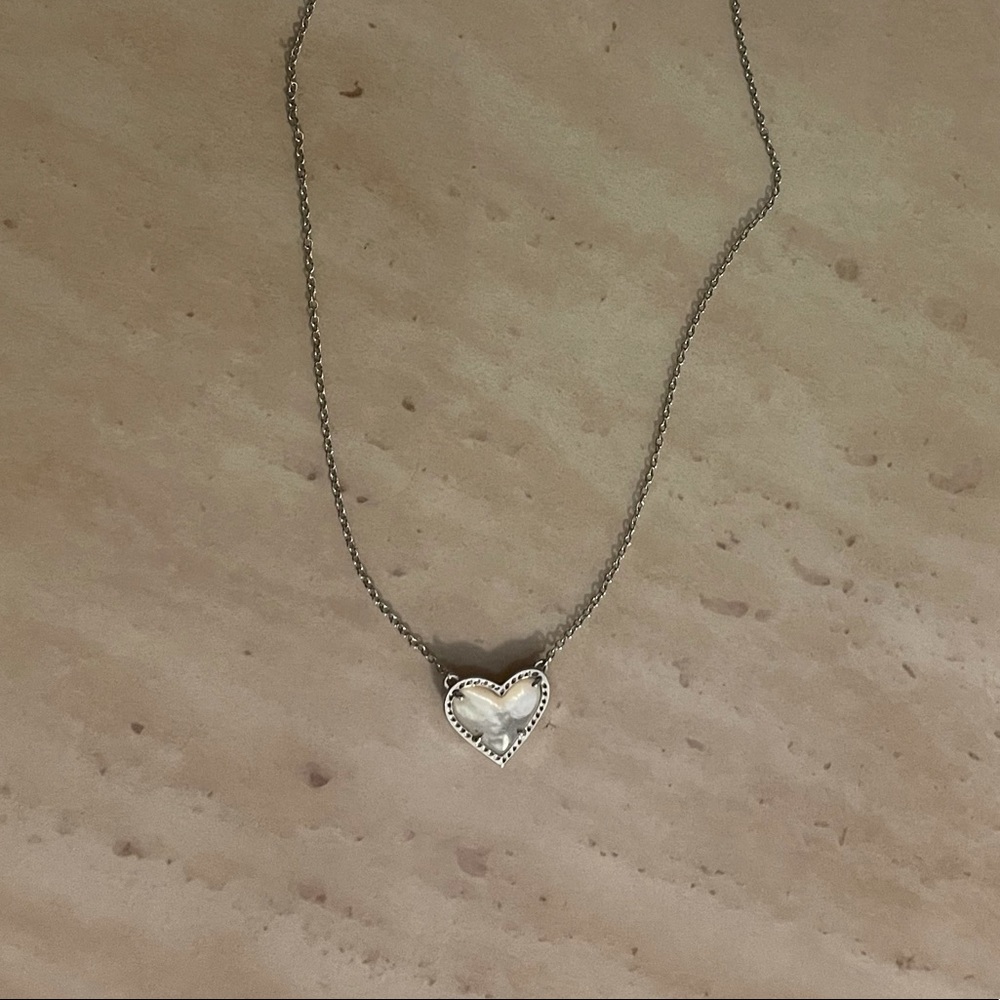 Kenrdra Scott,
Ari Heart Silver Pendant Necklace In Ivory Mother-Of-Pearl